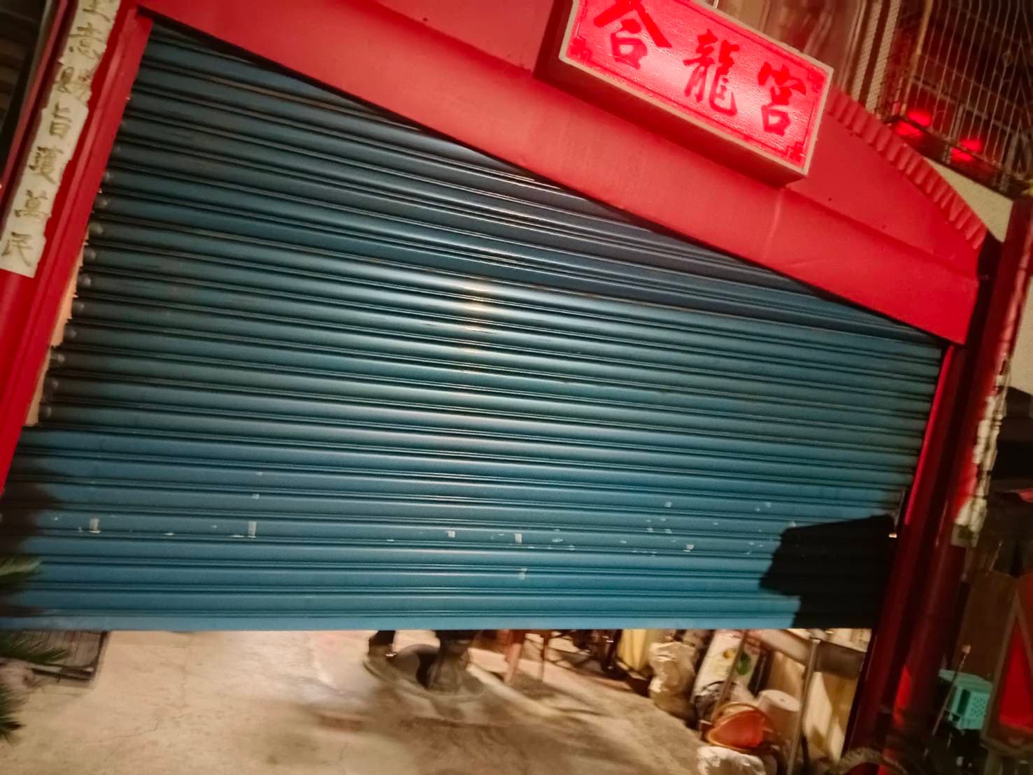雲林虎尾鐵捲門門片脫軌卡住維修