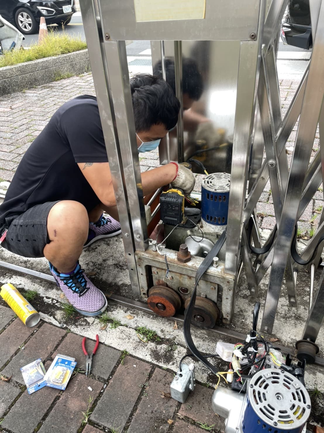 金山伸縮門馬達更換
